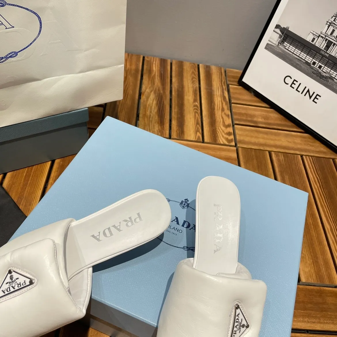 👟👟Ex-factory price 380👟👟 Prada/Prada 2023ss makes its debut🌟High-heeled square-toed slippers, triangular classic LOGO. 💥presents a classic silhouette. No matter what situation you face, the home court belongs only to you! 💪🏻 Fabric: Open edge beads, sheepskin lining, original Italian leather outsole Heel height: 6.5cm Code number: 35-39 (40 custom made, non-refundable)